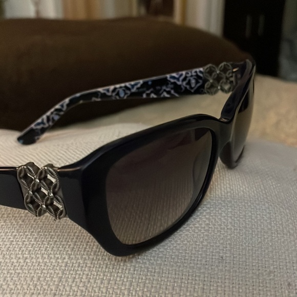 Vera Bradley Sunglasses 🕶 - Picture 3 of 6
